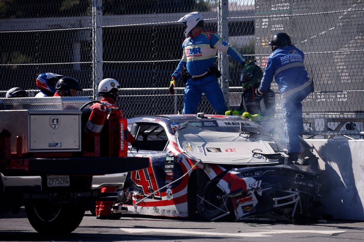 Sam Mayer breaks wall in massive restart pileup, collecting over 20 cars Sam Mayer breaks wall in massive restart pileup, collecting over 20 cars