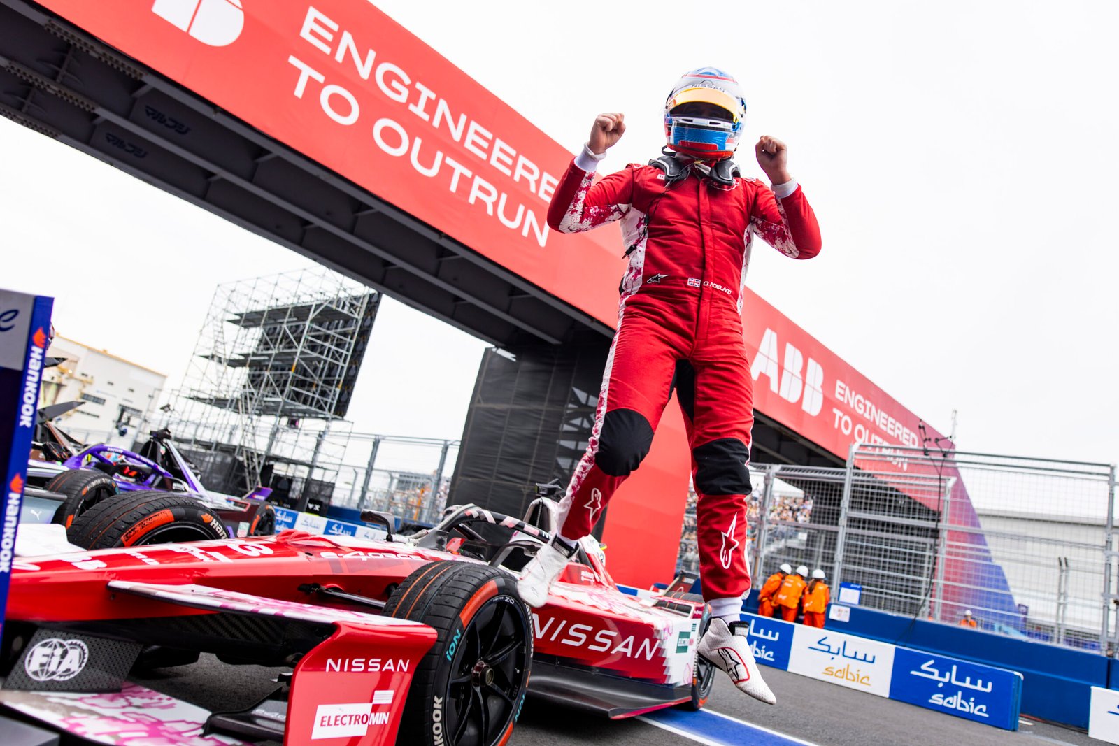 ROWLAND REIGNS IN TOKYO AS CHAMPIONSHIP LEADER CHARGES TO VICTORY ON NISSAN’S HOME SOIL ROWLAND REIGNS IN TOKYO AS CHAMPIONSHIP LEADER CHARGES TO VICTORY ON NISSAN’S HOME SOIL