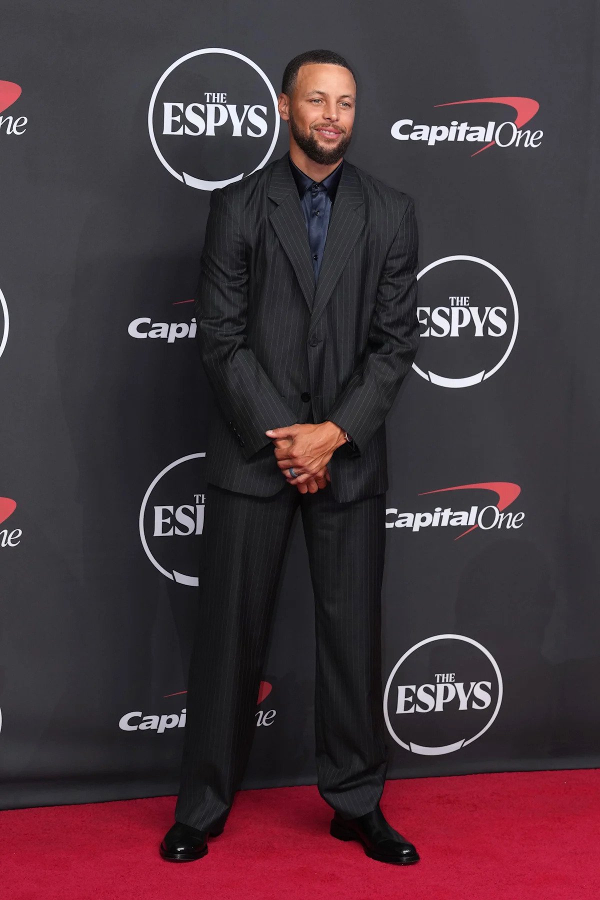 Warriors’ Stephen Curry receives Muhammad Ali Sports Humanitarian Award Warriors’ Stephen Curry receives Muhammad Ali Sports Humanitarian Award