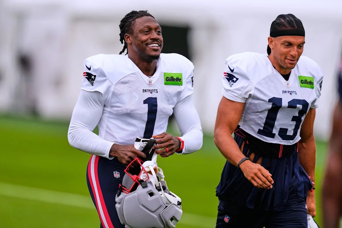 A.J. Brown dislocates thumb at Patriots training camp — but is completely unfazed A.J. Brown dislocates thumb at Patriots training camp — but is completely unfazed