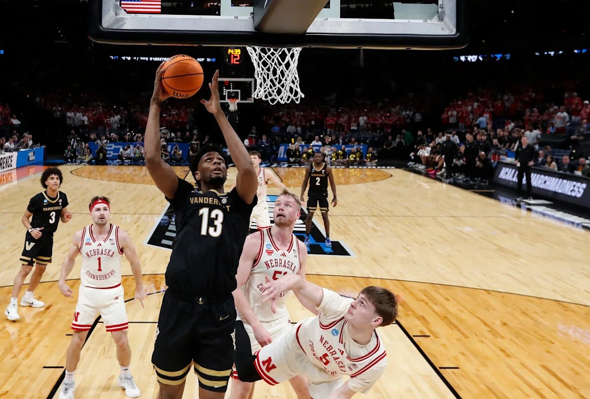 SEC transfer power forward commits to Tennessee basketball SEC transfer power forward commits to Tennessee basketball