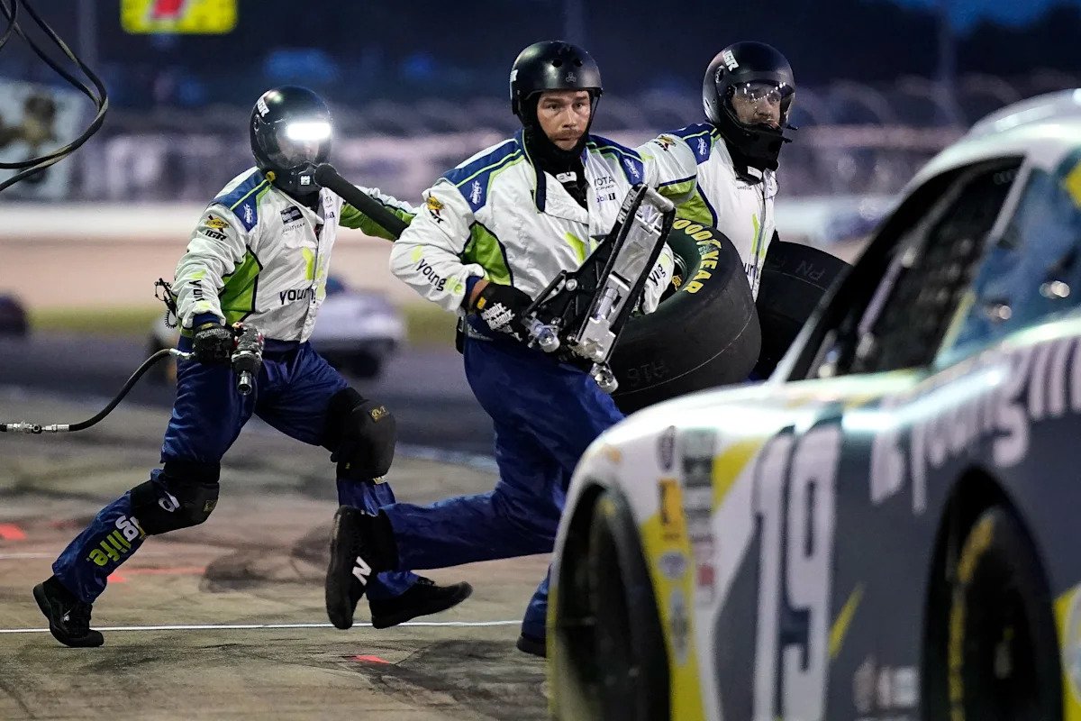 What channel is the NASCAR O’Reilly Series race at Iowa on today? Time, TV schedule What channel is the NASCAR O’Reilly Series race at Iowa on today? Time, TV schedule