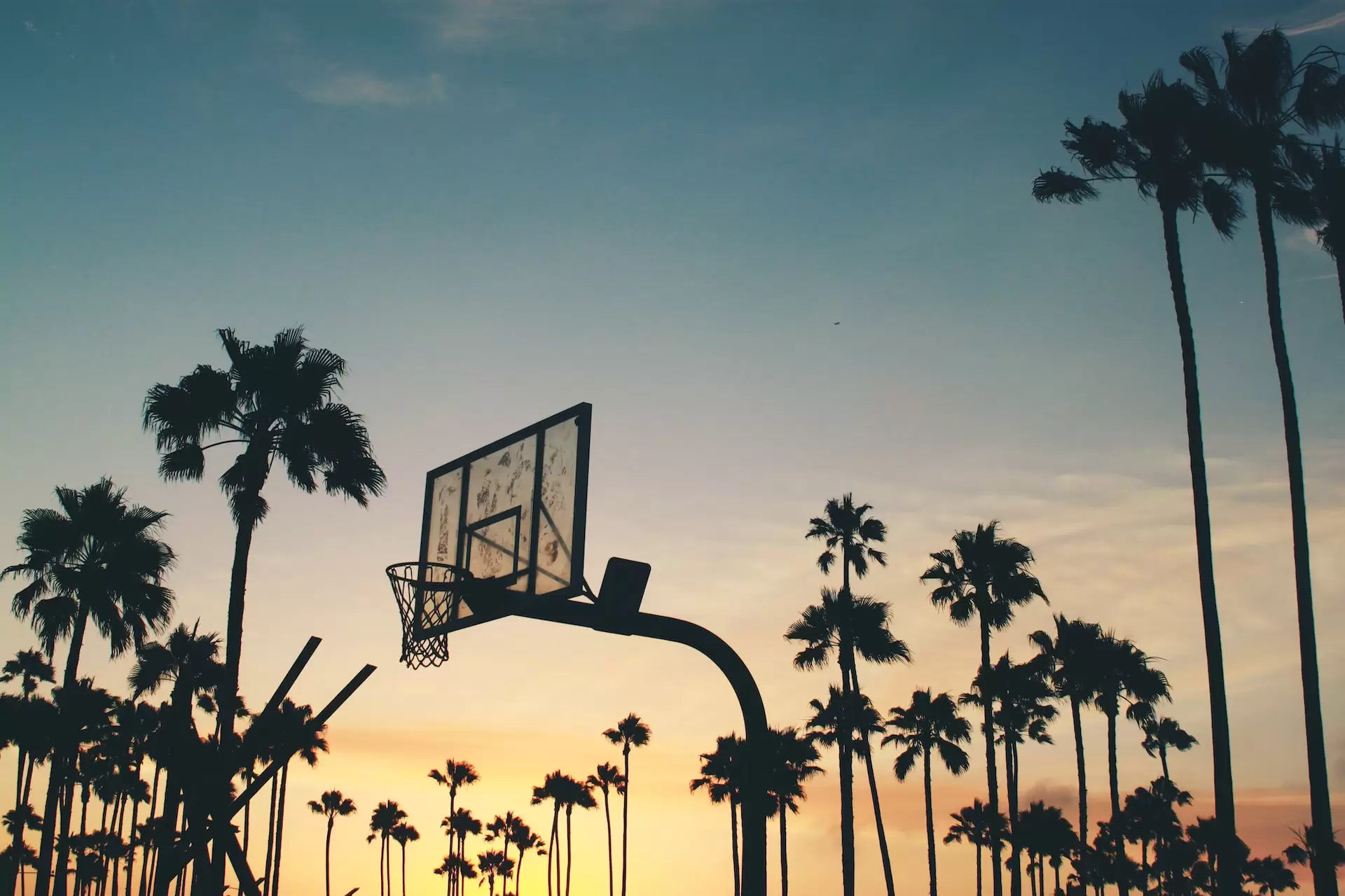 Betting Totals in Basketball: How to Predict Over/Under Like a Pro Betting Totals in Basketball: How to Predict Over/Under Like a Pro