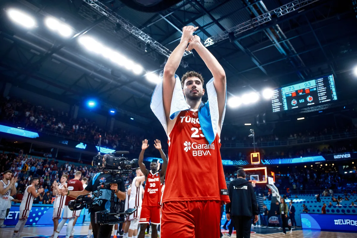 Olympiacos fans welcome Alperen Sengun at Final Four Olympiacos fans welcome Alperen Sengun at Final Four
