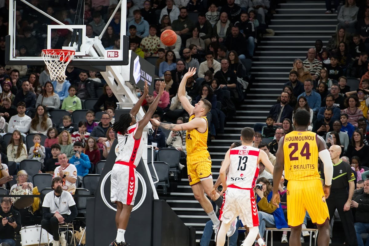 How Data, Instinct and Timing Influence Decisions Both On and Off the Court How Data, Instinct and Timing Influence Decisions Both On and Off the Court