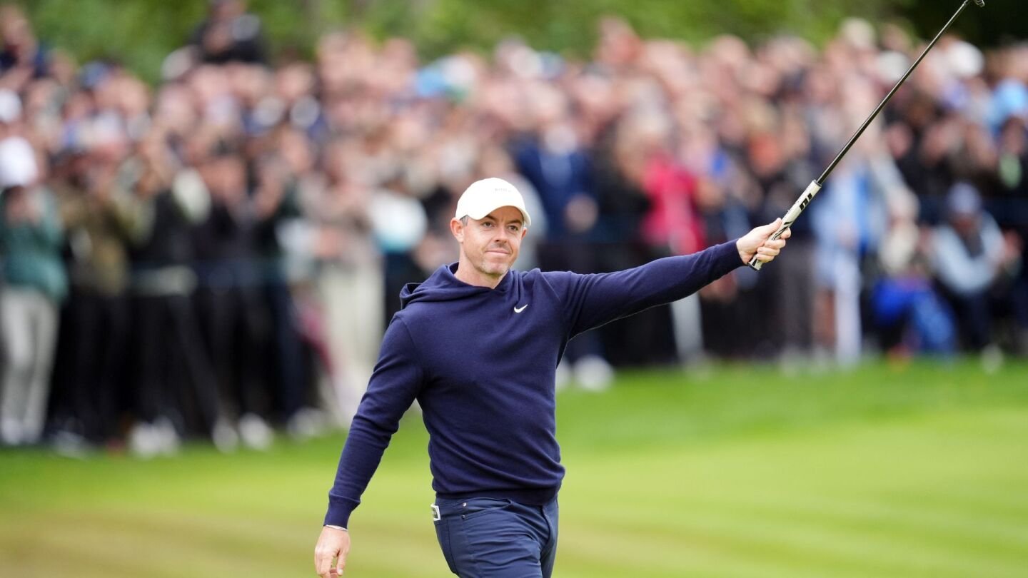 Rory McIlroy drains long putt for eagle on 18 at BMW PGA Championship 2025