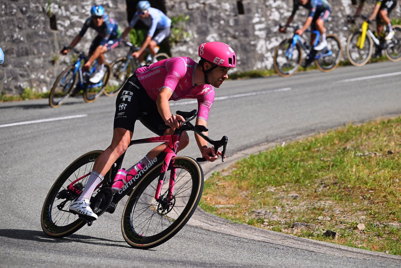 ‘Who can ride non-handed the longest’ – Britain’s Max Walker sets Tour de France challenge up Alpe d’Huez ‘Who can ride non-handed the longest’ – Britain’s Max Walker sets Tour de France challenge up Alpe d’Huez